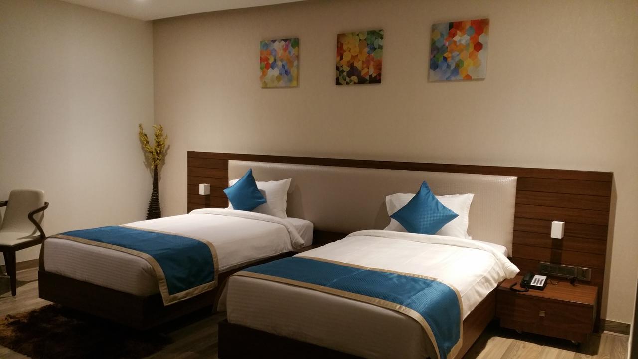 M Crown Hotel Shillong Exteriör bild