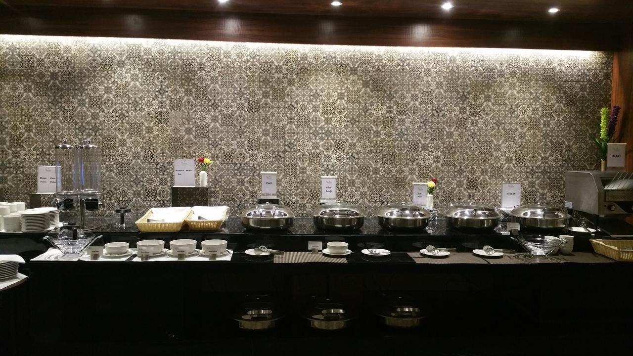M Crown Hotel Shillong Exteriör bild