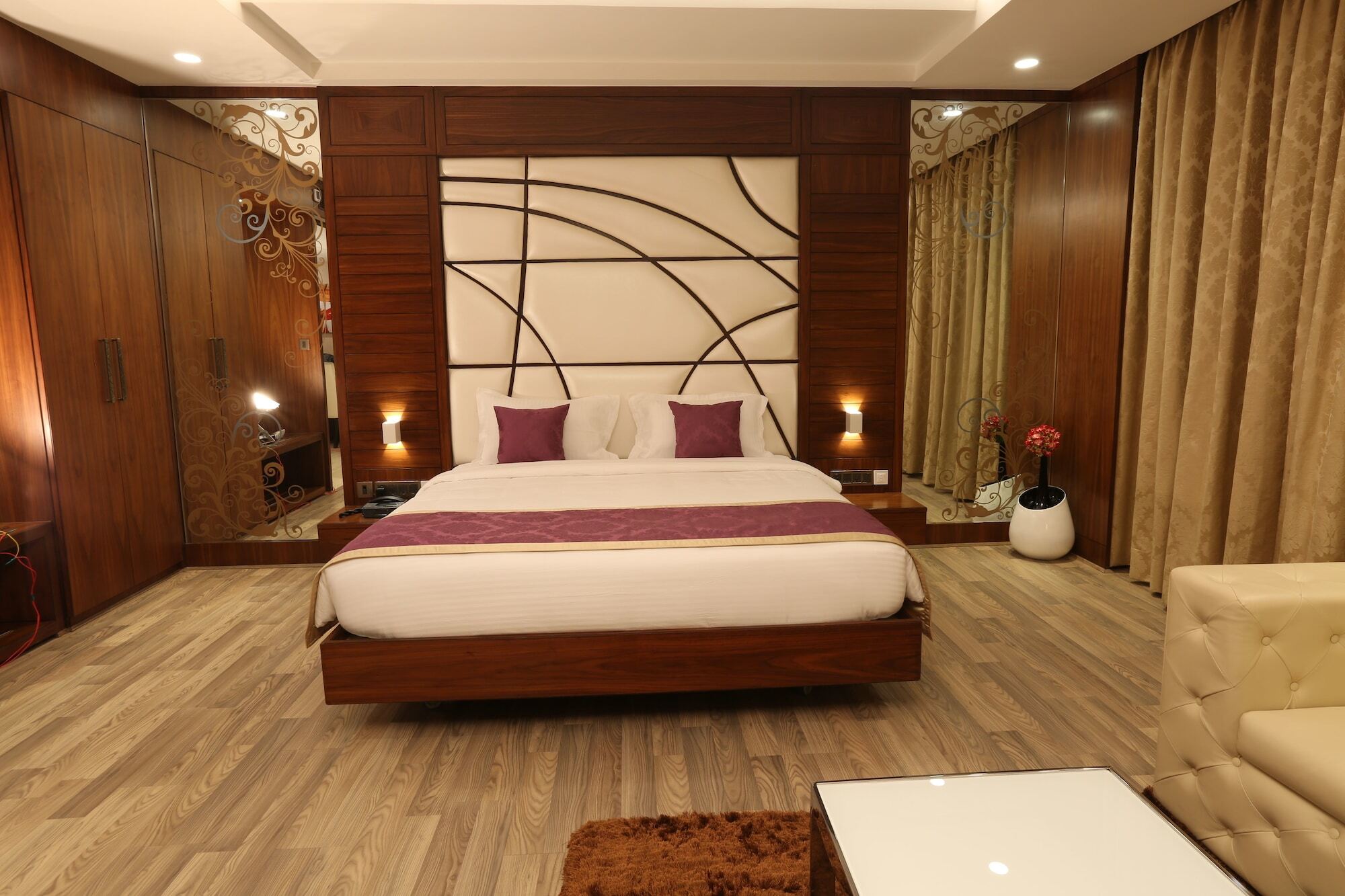 M Crown Hotel Shillong Exteriör bild
